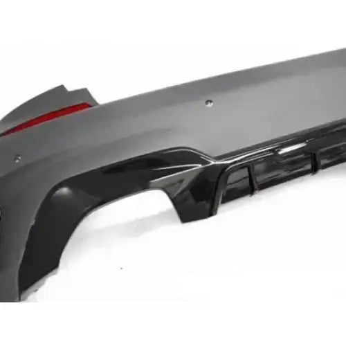 Bakre støtfanger Bmw G20 M-Performance glossy black med rød refleks og luftespor, skrå vinkel.