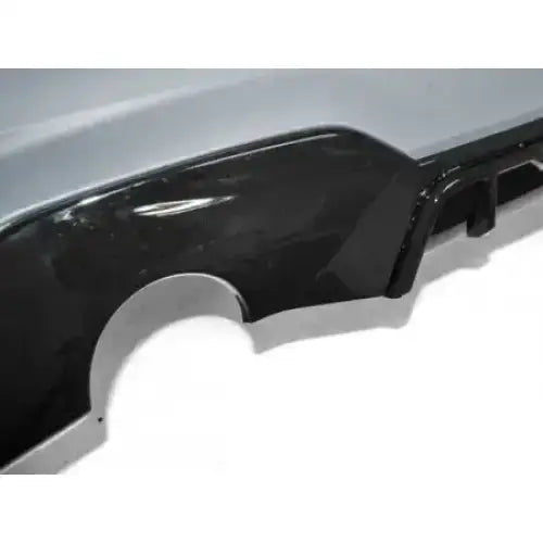 Bakstøtfanger BMW G20 M-Performance Glossy Black sett fra skrå vinkel med blank finish.