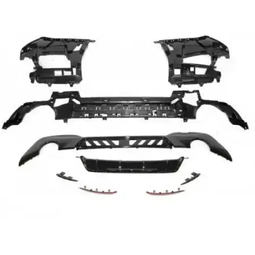 Bakre bumper BMW G20 M-Performance glossy black med rister og deksler arrangert på hvit bakgrunn.