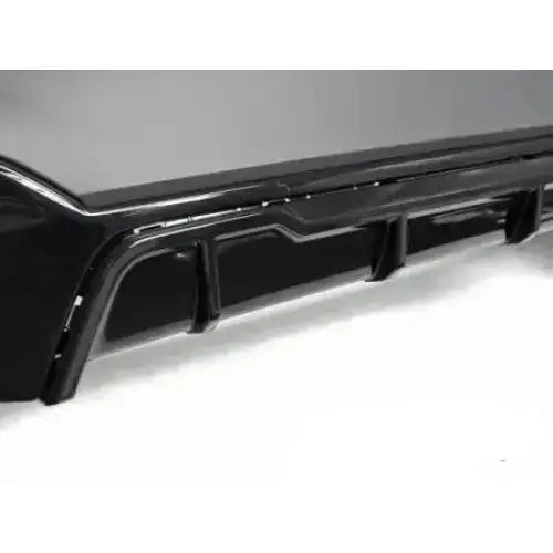 Bakre støtfanger til Bmw G20 M-Performance i glossy svart plast med aerodynamiske ribber, sett fra siden.