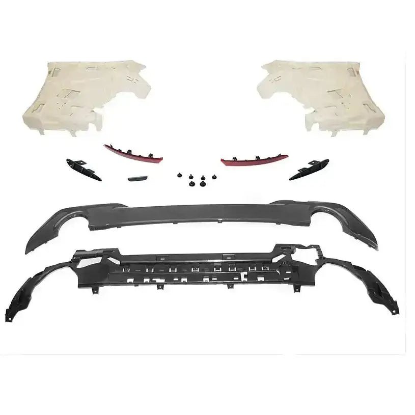 Bakre støtfanger BMW G21 19- Sport med tilhørende paneler, festedeler og reflekser på hvit bakgrunn.