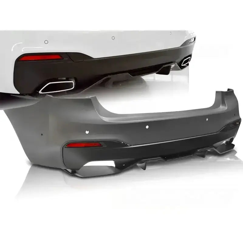 Støtfanger bak BMW G30 17- M-Performance style i svart plast med refleks og eksosåpninger, skrå bakside.