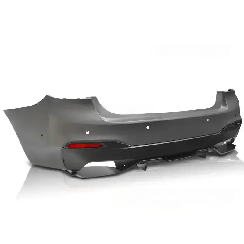 Bakfanger BMW G30 17- M-Performance Style med PDC, grå plast, skrå bakside og rød refleks til venstre.