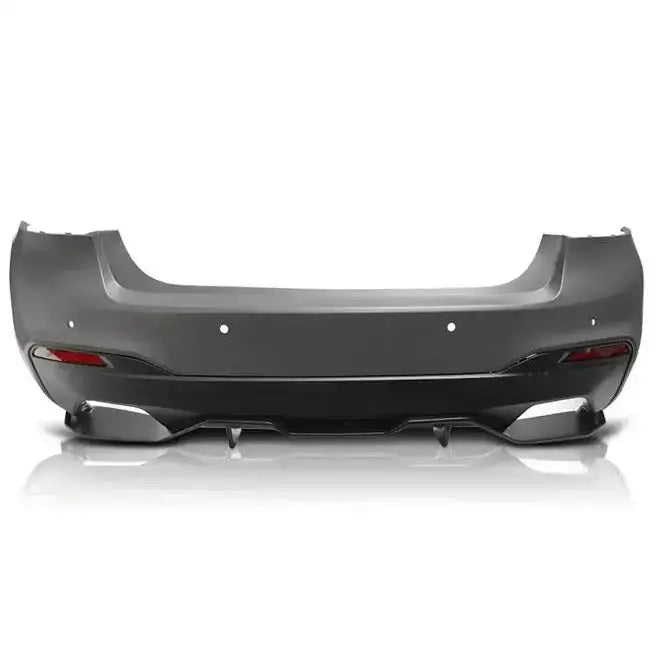Bakre støtfanger til BMW G30 M-Performance style med PDC, sett rett bakfra med refleks og kromdetaljer.