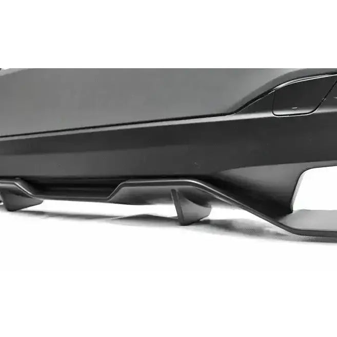 Bakstøtfanger BMW G30 M-Performance style, sort plast med markerte linjer, nærbilde fra siden og bakfra.