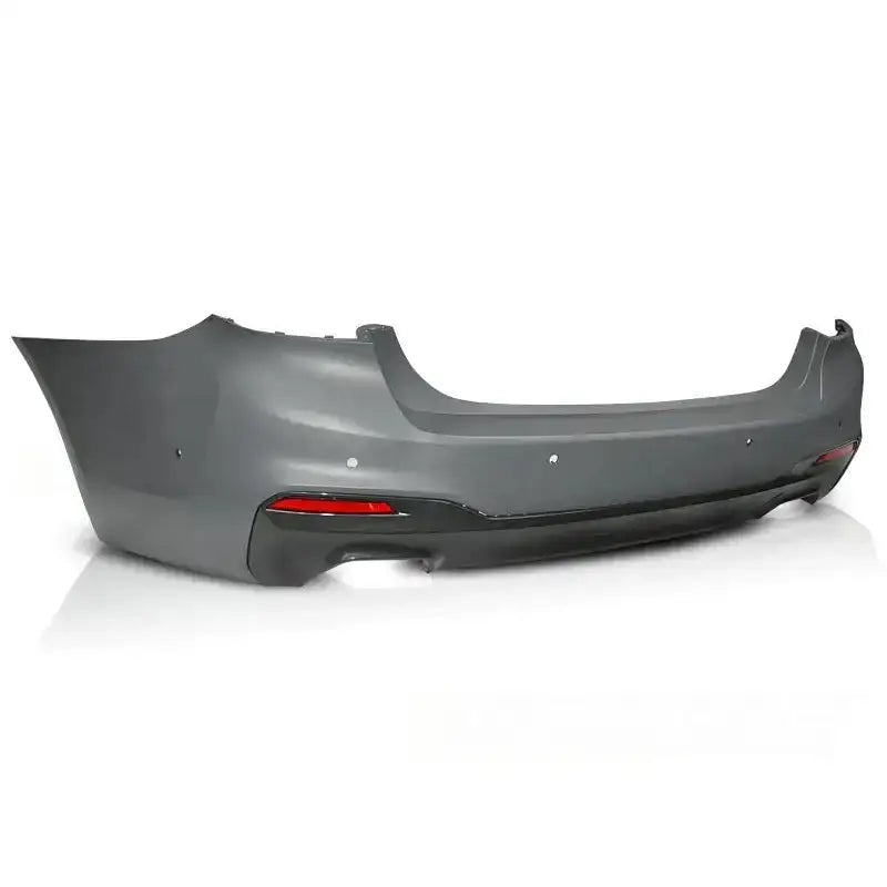 Bakfanger til BMW G30 17- M-Tech Style med PDC, grå plast, skrå bakside, sensorer og røde refleksdetaljer.