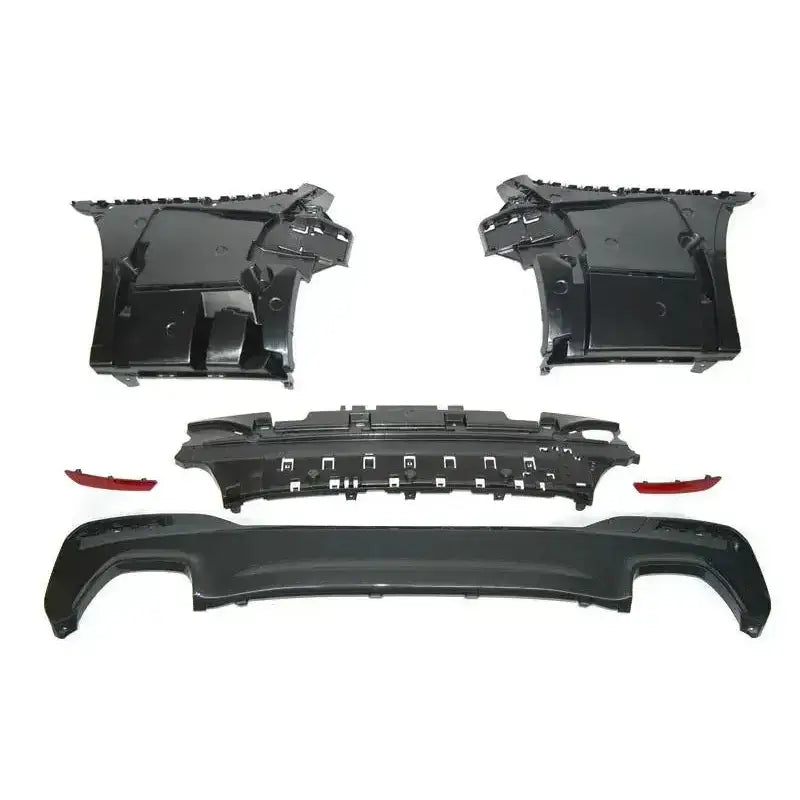 Bakstøtfanger BMW G30 17- M-Tech Style PDC sett med sorte plastdeler og røde detaljer på hvit bakgrunn.