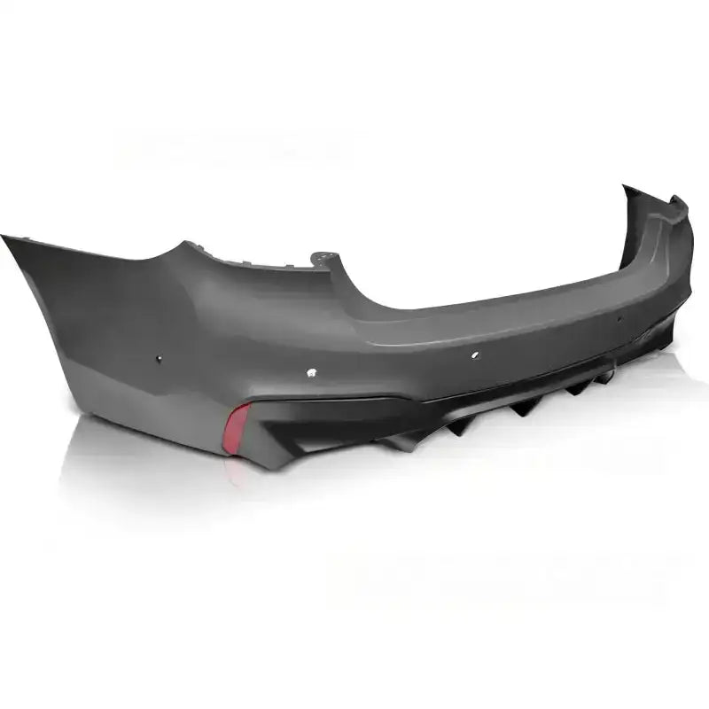 Bakfanger BMW G30 17- M5 Style PDC i mørk grå plast med rød refleks og luftspalter, skrå bakside.