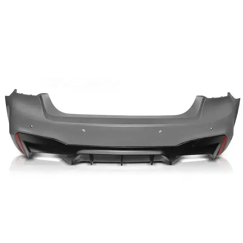 Bakre støtfanger BMW G30 M5 Style PDC i grå plast med svarte detaljer og røde reflekser sett forfra.