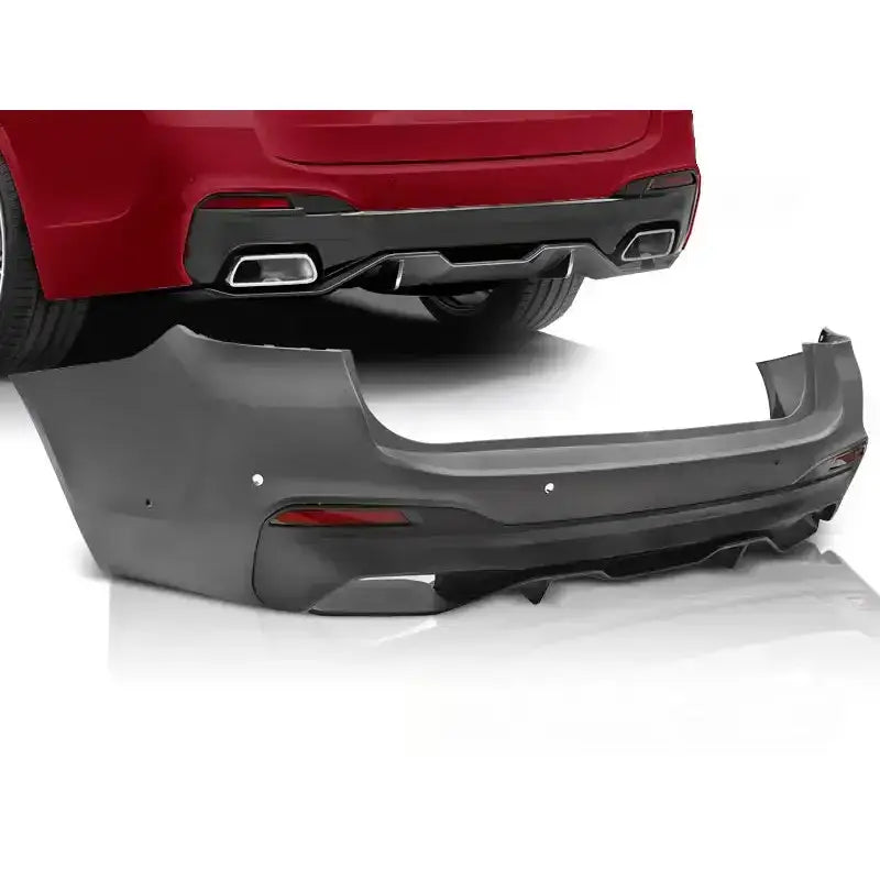 Støtfanger bak Bmw G31 17- M-Performance style PDC grå plast vist foran rød bil.