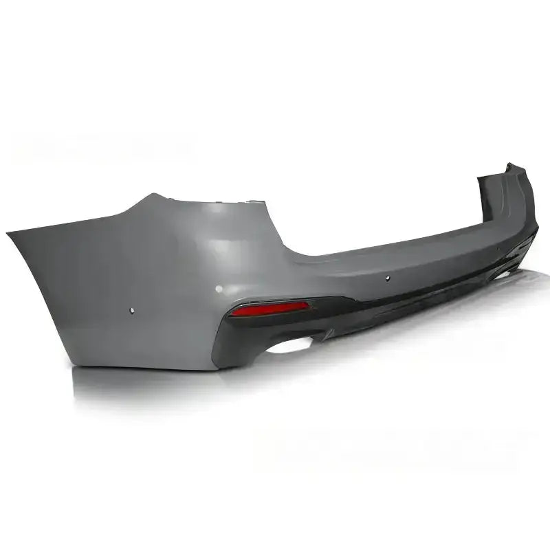 Bakfanger BMW G31 M-Tech Style PDC i grå plast med sort nedre del og rød refleks, sett bakfra.