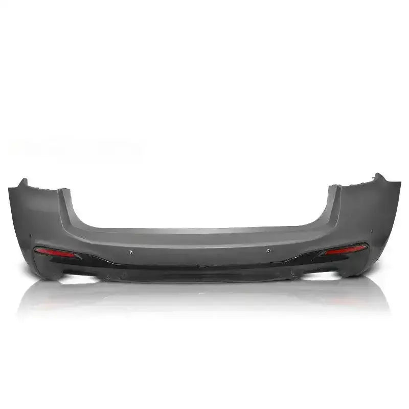 Bakre støtfanger Bmw G31 17- M-Tech Style PDC i grå plast med røde reflekser og svarte detaljer.