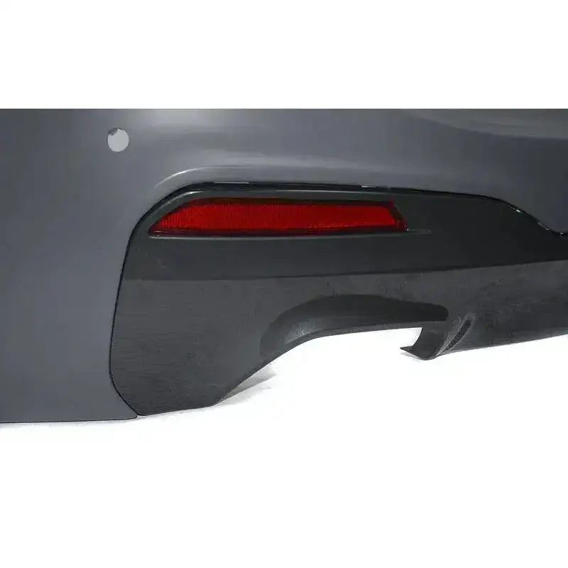 Bakstøtfanger til BMW G31 M-Tech Style PDC i matt grå plast med rød refleks og sorte detaljer.