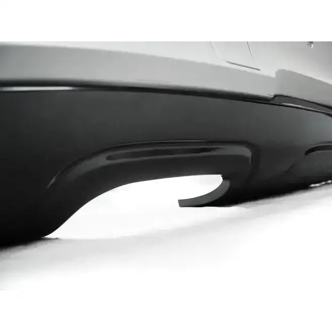 Bakstøtfanger BMW X1 E84 2009-2013 med glanset sort finish og aerodynamiske detaljer, sett skrått.