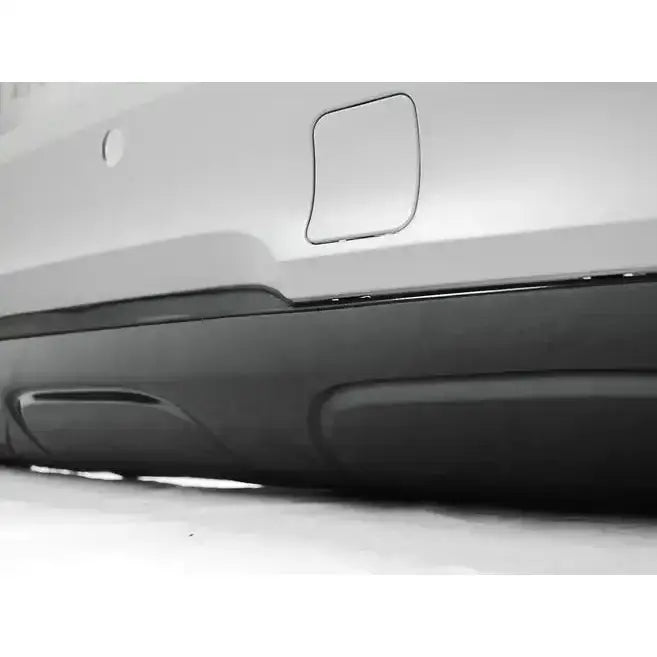 Bakre bumper til BMW X1 E84 2009-2013 Diesel M-Pack PDC, svart plast sett skrått nedenfra.