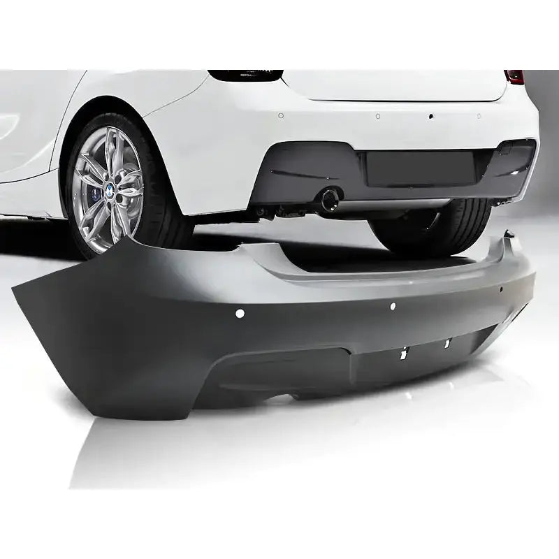 Støtfanger bak F20/F21 M-Tech Style sort plast med PDC-utsparinger, sett skrått foran hvit bil.