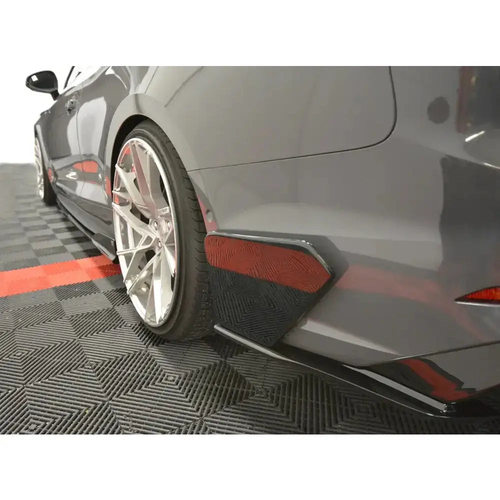 Støtfanger bak til Audi S5 F5, nærbilde av bakhjul, sideskjørt og sort aerodynamisk detalj.