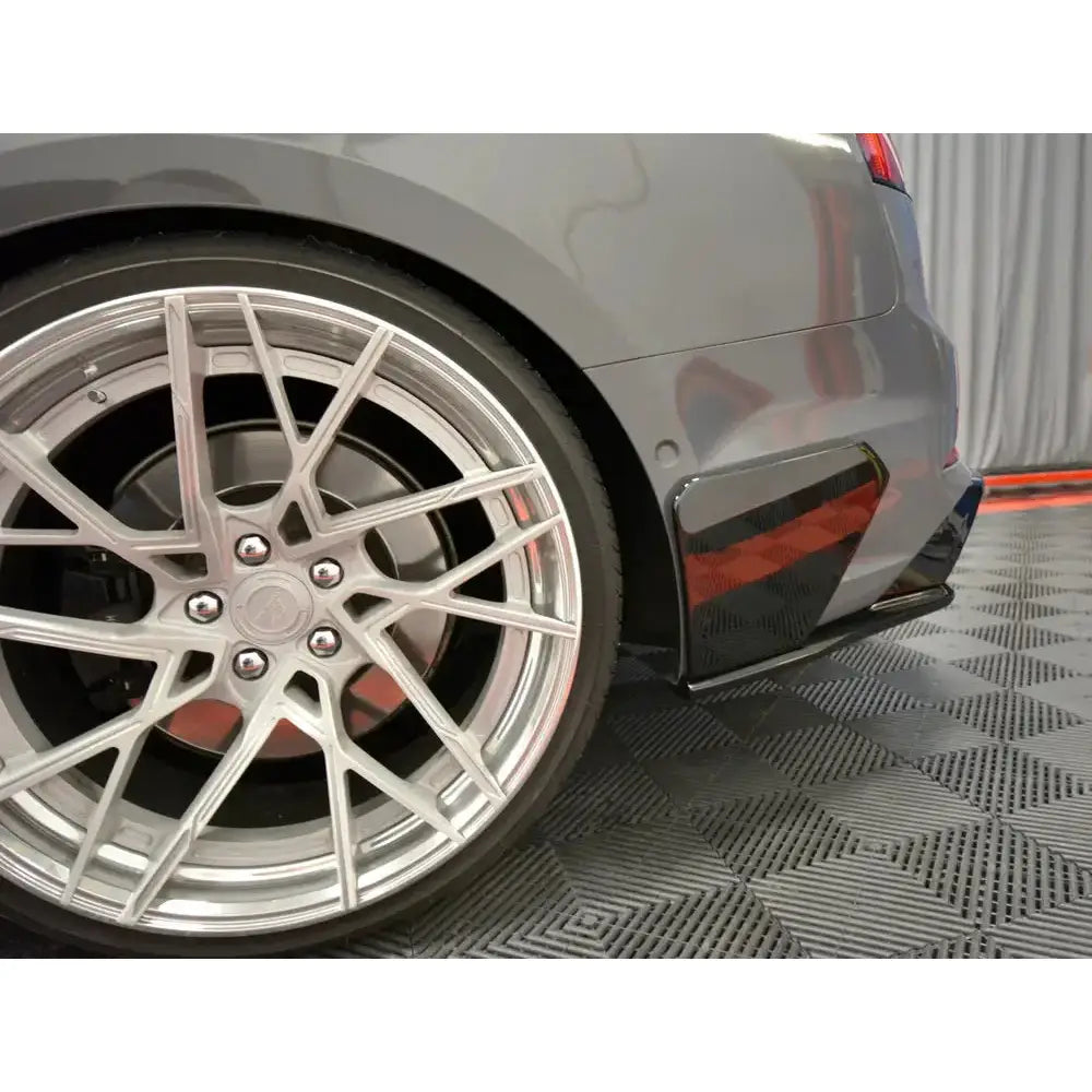 Bakstøtfanger på Audi S5 F5 med store sølvfargede felger og karbonfiberdetalj ved bakskjermen.