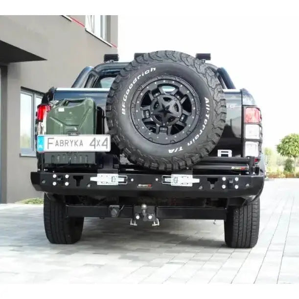 Støtfanger bak til Ford Ranger T6 15-19 med offroad-design, reservehjul og metallkanne montert.