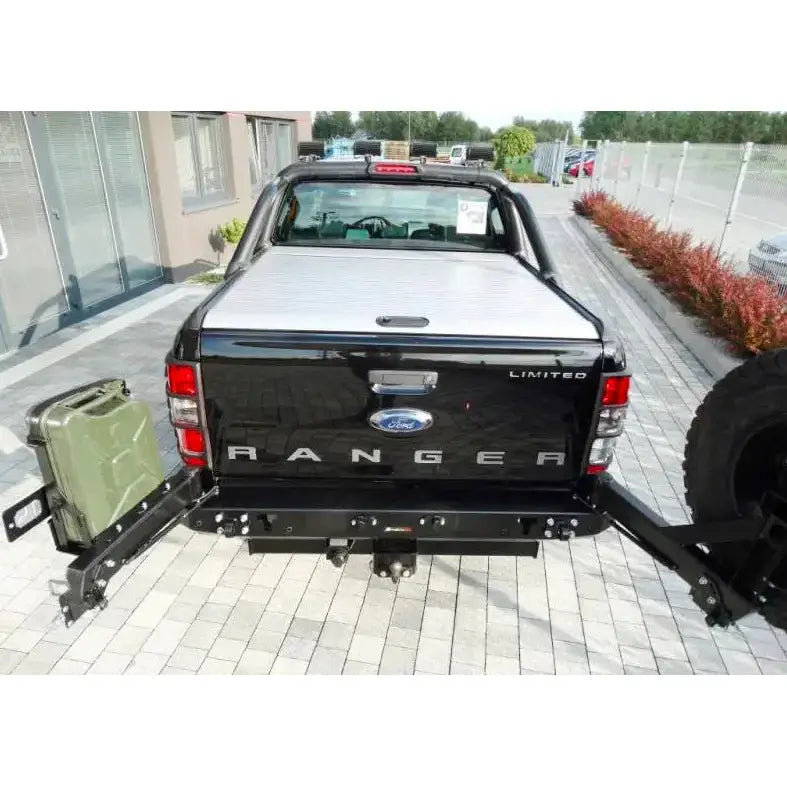 Bakfanger på Ford Ranger T6 15-19 med matt sølv planlokk, jerrykanneholder og reservedekk utendørs.