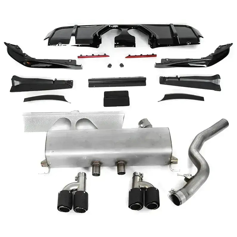 Bakfanger G80 Performance Style med eksos til BMW G20, deler utstilt på hvit bakgrunn.