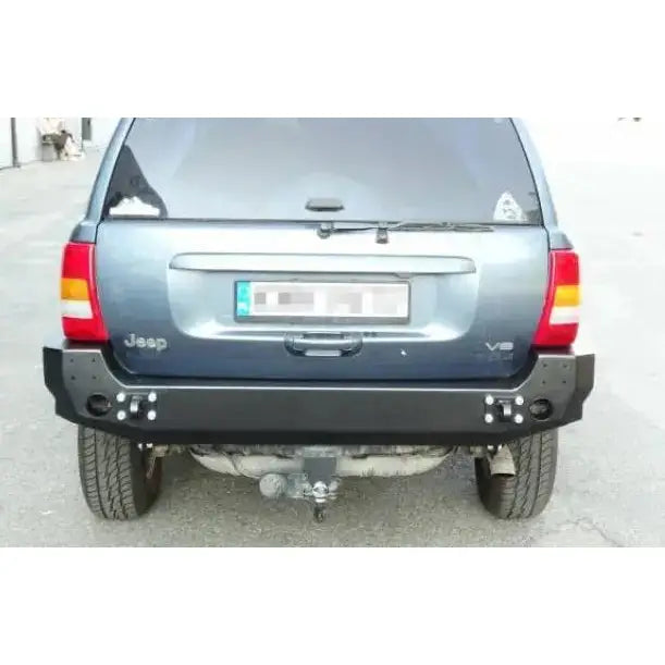 Støtfanger bak til Jeep Grand Cherokee WJ 99-04 i sort stål, montert på mørk SUV med bolter og hull til slepekrok.