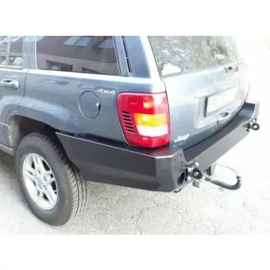 Bakfanger til Jeep Grand Cherokee WJ 99-04 i sort metall med krokfester, sett skrått bakfra på SUV.