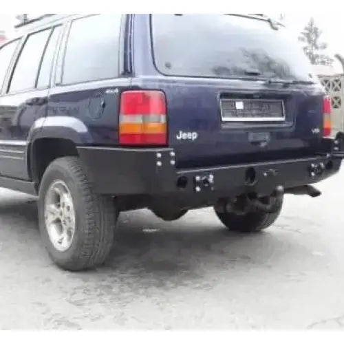 Støtfanger bak til Jeep Grand Cherokee ZJ 93-99 med sorte monteringsfester og synlige bolter.