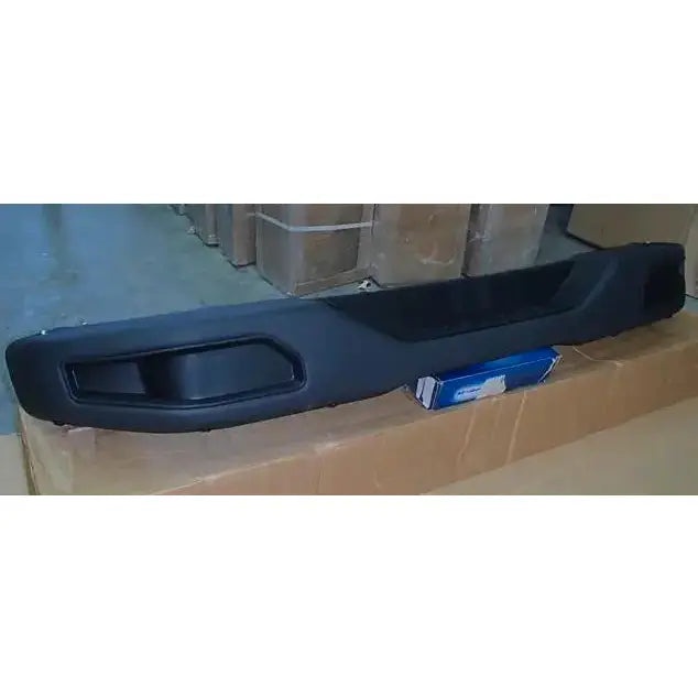 Støtfanger bak til Jeep Wrangler JK 07-, svart plast med rektangulær åpning, avbildet fra siden.