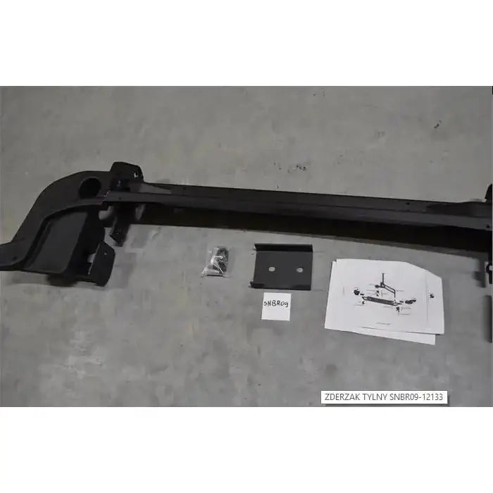 Bakfanger til Jeep Wrangler JK 2007-2017 med monteringsplate, skruer og instruksjonsark sett ovenfra.