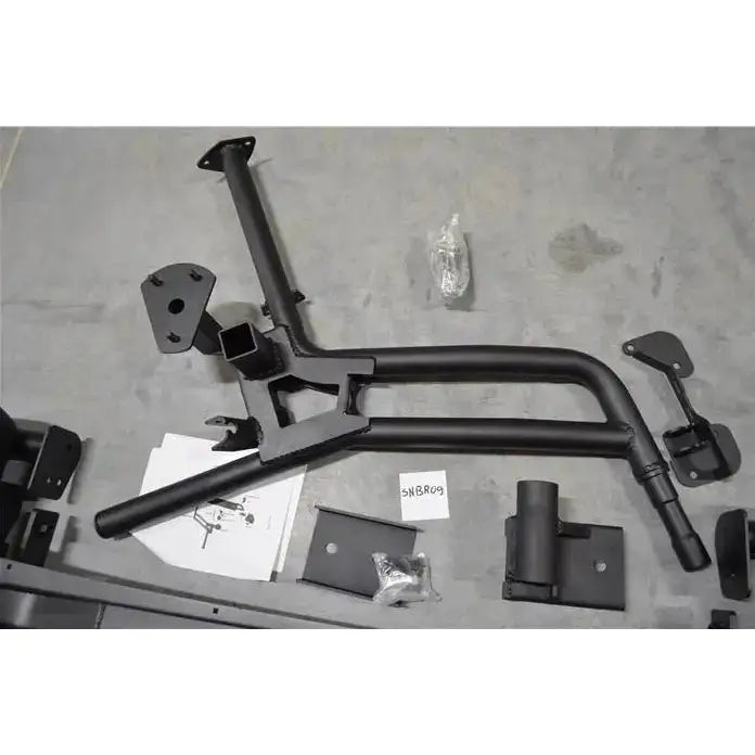 Bakre støtfanger til Jeep Wrangler JK 2007-2017 sett ovenfra med monteringsdeler og instruksjoner.