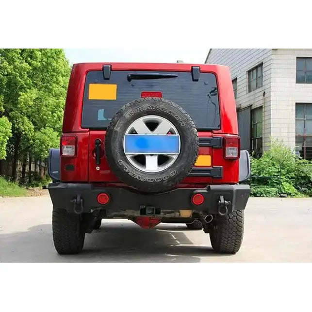 Bakfanger til Jeep Wrangler JK, vist på rød SUV med reservehjul og sorte sølvdetaljer bakfra.