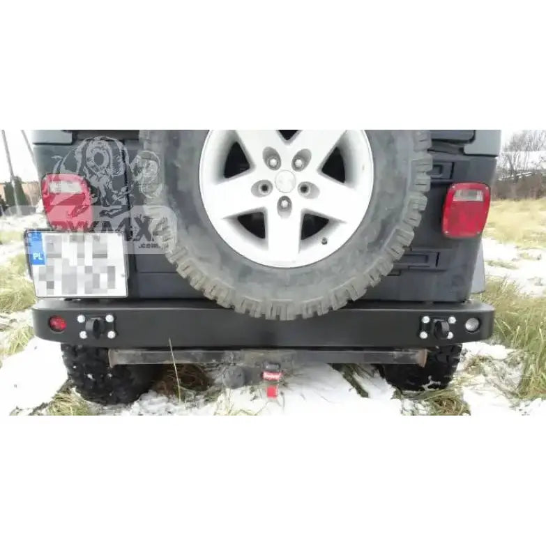 Støtfanger bak til Jeep Wrangler TJ 90-06, svart metall med reservehjul, slepekrok og baklykter.