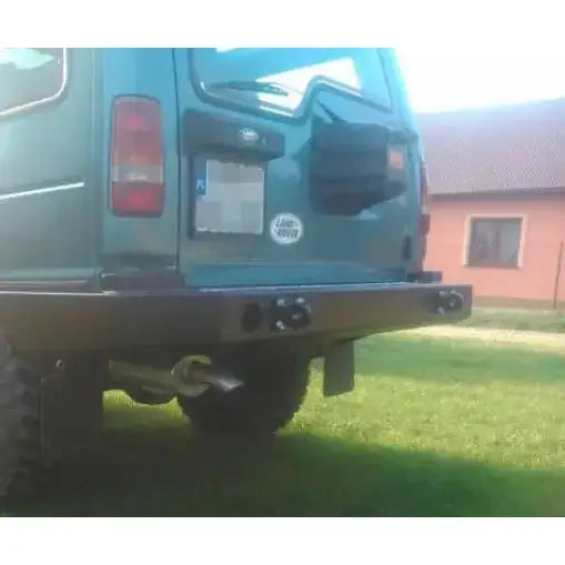 Støtfanger bak til Land Rover Discovery I Lang i mørkegrønn med tilhengerfeste, sett skrått bakfra.