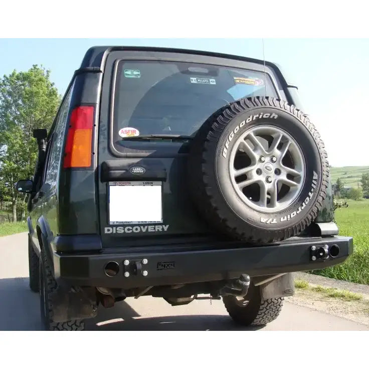 Støtfanger bak til Land Rover Discovery II med reservehjul og svart metallbakfanger, sett rett bakfra.