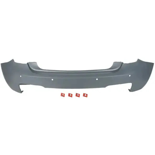 Støtfanger bak M-Pack til BMW 1 Serie F20, grå plast med fire røde fester foran hvit bakgrunn.