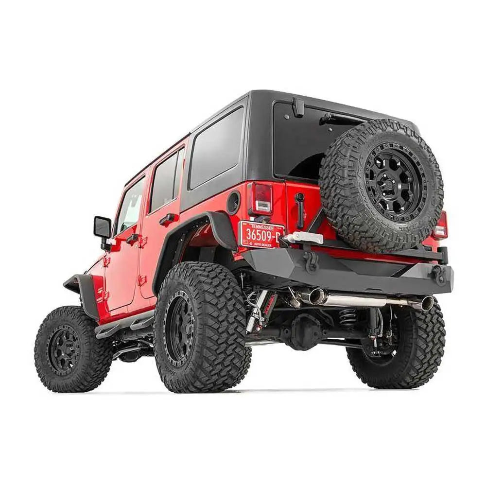 Bakfanger Rough Country Rock Crawler montert på rød Jeep Wrangler JK med reservehjul og terrengdekk.