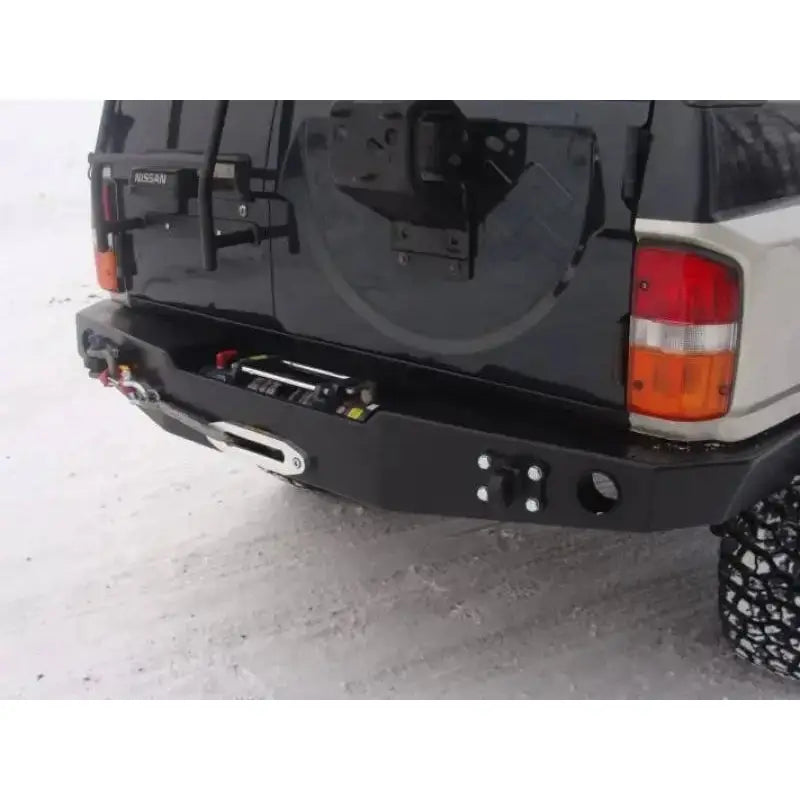 Bakfanger til Nissan Patrol Y60 med montert vinsj og slepekrok, sett bakfra på terrengbil.