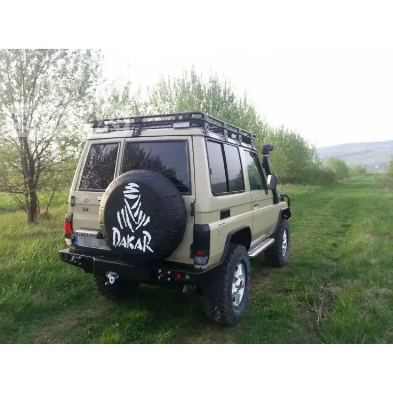 Bakfanger med vinsjplate på Toyota Land Cruiser J70 sett bakfra i grønt landskap.