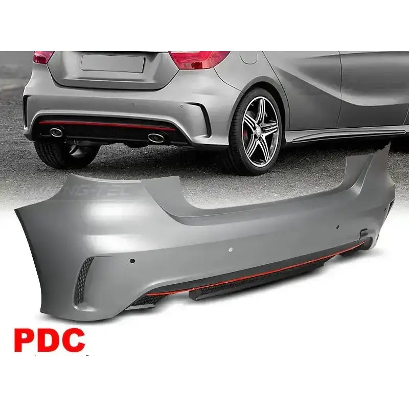 Bakfanger til Mercedes A-Klasse W176 AMG Style med rød dekorlinje og sorte detaljer, sett fra skrå vinkel.