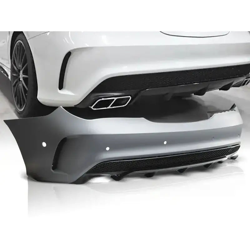 Støtfanger bak Mercedes CLA W117 13- AMG Style PDC i matt grå plast sett fra skrå vinkel foran bil.