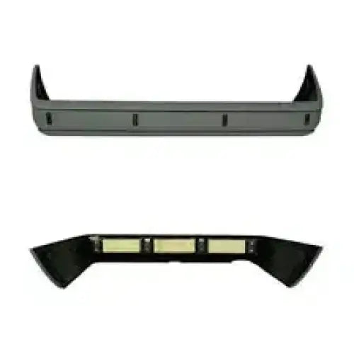 Støtfanger bak Mercedes E-Klasse W124 sedan, to svarte plastdeler sett fra topp og bunn på hvit bakgrunn.