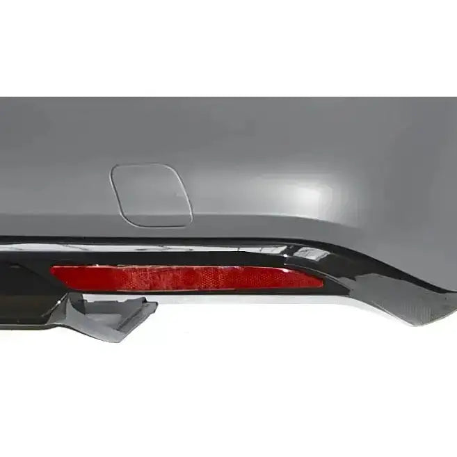 Bakfanger Mercedes S-Klasse W222 AMG S63, grå plast med rød refleks og sorte detaljer, sett fra siden.