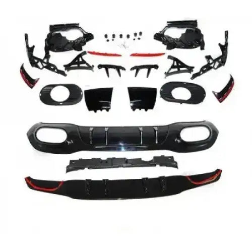 Bakre støtfanger Mercedes W177 5D 18- Sport med sorte plastdeler, røde elementer og metallskruer mot hvit bakgrunn.