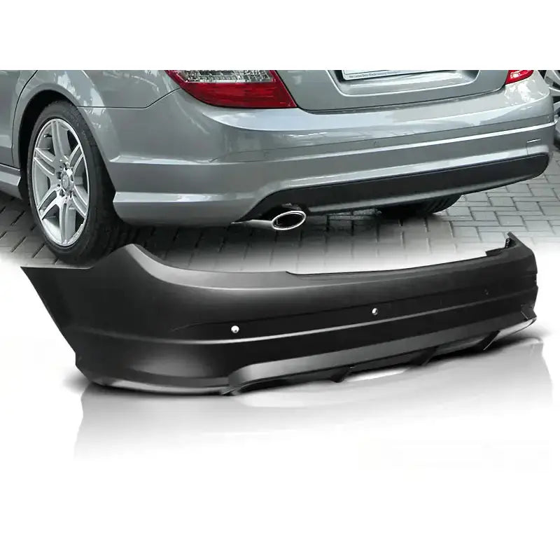 Bakfanger Mercedes W204 07-10 sedan AMG style i sort plast, montert på sølvfarget bil bakfra.