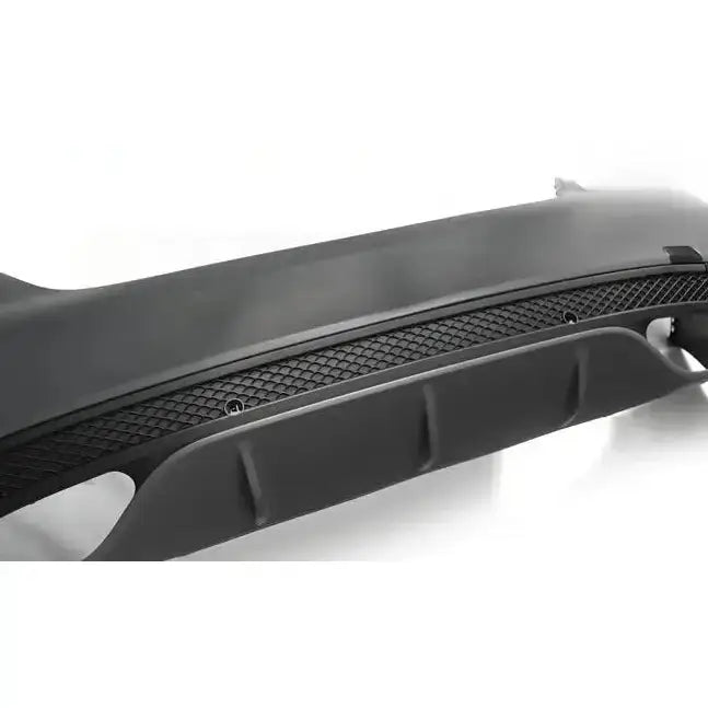 Bakre støtfanger Mercedes W205 14-18 Sport PDC i sort matt plast med nettingmønster, sett fra skrå vinkel.