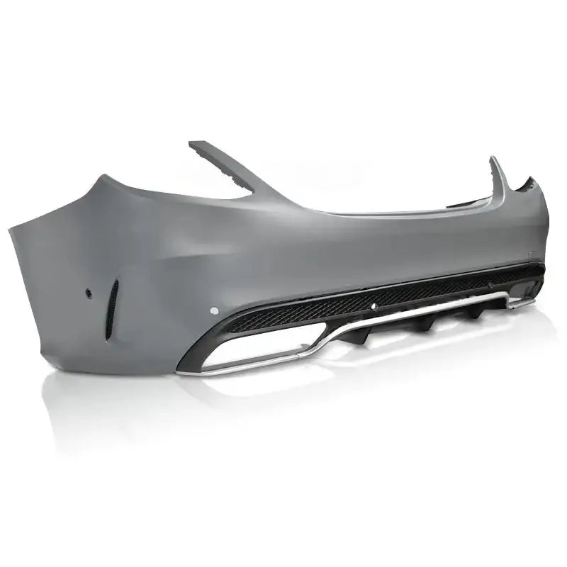 Støtfanger bak Mercedes W205 C63 Style i grå plast med sort grill og sølvlist, sett skrått bakfra.