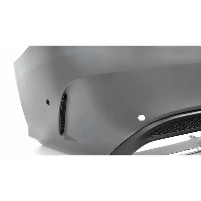 Bakre støtfanger Mercedes W205 C63 Style i matt grå med luftventil, sensorhull og sort nettingdetalj.