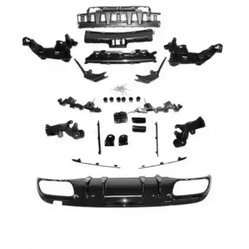 Bakre bumper Mercedes W205 C63 AMG Style komplett sett med sorte deler og plast på hvit bakgrunn.
