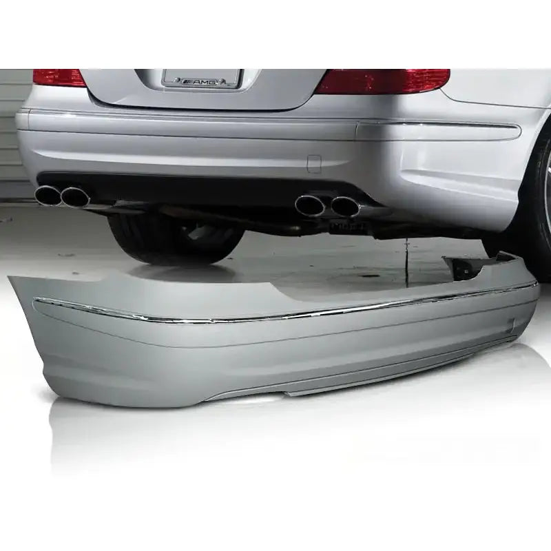 Bakfanger Mercedes W211 02-06 sedan AMG style i sølv med kromdetalj, sett skrått under bilen.